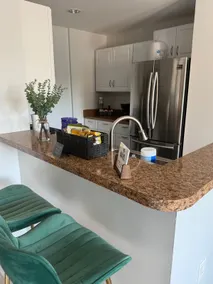 Luxe Stay Sleeps 6 + Free Parking - Image 3