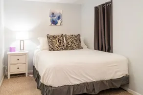 Modern Comfort in Roscoe Village - Image 2