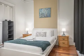 Spacious 3BR Downtown - 2 Queen & Bunk & Sofa Bed - Image 4
