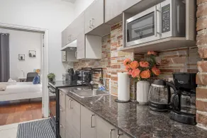 Spacious 3BR Downtown - 2 Queen & Bunk & Sofa Bed - Image 2