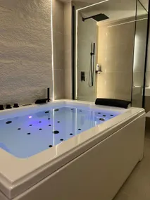 Romantic Suite with Private Hot Tub – Luxury Ambience - Image 2