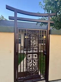Modern Style & Convenience + Private Courtyard - Image 2