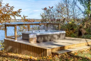 The Hudson | Waterfront with Hot Tub - Image 2
