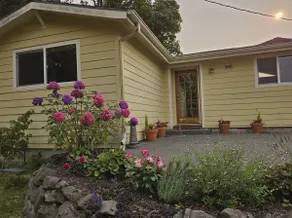 Tranquil Cottage Retreat Near Golden Gardens - Image 3