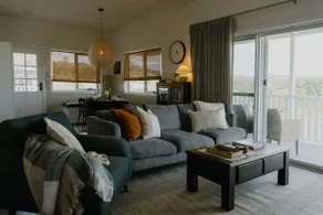 The Whitehaus Penguin | Stylish Coastal Getaway - Image 2