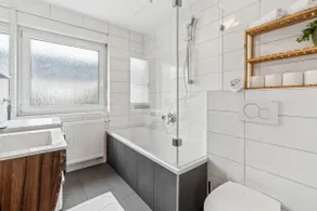 Stylish 6-bed apartment with balcony & parking - Image 3