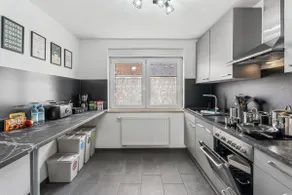 Stylish 6-bed apartment with balcony & parking - Image 2