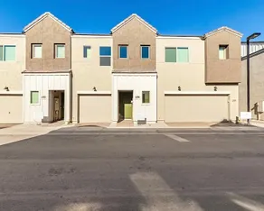 Trendy 2BR Phoenix Townhouse with community POOL - Image 2