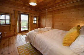 #67 Private Hot Tub Reindeer Lodge retreat - Sleeps 6 - Perfect for Contractors and Families - Free Parking - Image 5