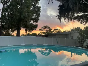 Fully private fenced pool home near the river - Image 2