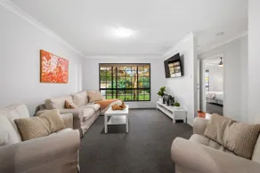 Arcadia House - Spacious Retreat nr Wedding Venues - Image 2