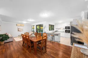 Arcadia House - Spacious Retreat nr Wedding Venues - Image 4
