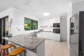 Arcadia House - Spacious Retreat nr Wedding Venues - Image 3