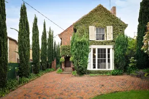 Charming Red Brick Estate in Kew 5BR & Playhouse - Image 2