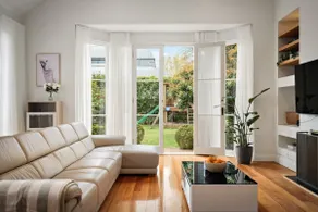 Charming Red Brick Estate in Kew 5BR & Playhouse - Image 5