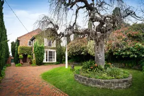 Charming Red Brick Estate in Kew 5BR & Playhouse - Image 4