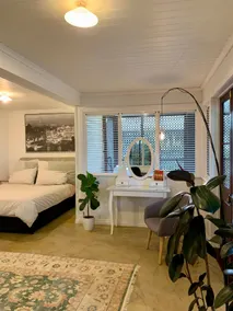 Charming City Suite - Image 4