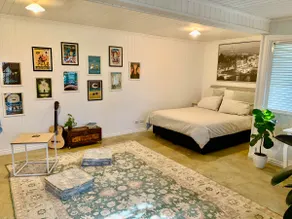 Charming City Suite - Image 5