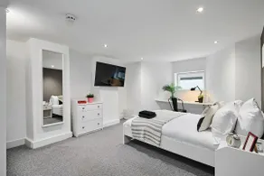 Cosy 2-Bed, 2-Bath Apt | Minutes to the Centre - Image 2