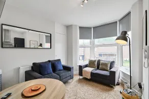 Cosy 2-Bed, 2-Bath Apt | Minutes to the Centre - Image 3