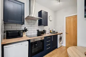 Cosy 2-Bed, 2-Bath Apt | Minutes to the Centre - Image 4