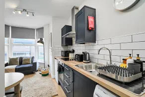 Cosy 2-Bed, 2-Bath Apt | Minutes to the Centre - Image 5
