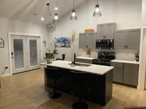 Stunning 3 Bedroom 2 Bath Modern and ready for you - Image 4
