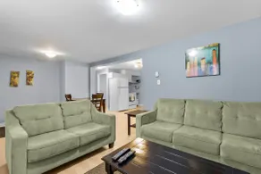 Cozy 2BR Loft Fast WiFi Parking - Image 3