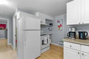 Cozy 2BR Loft Fast WiFi Parking - Image 4