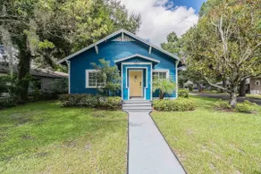 Spacious Blue Bungalow in Historic District | 3BR - Image 2