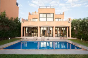 Charming family villa with pool - Image 2