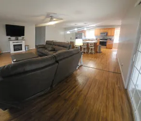 Comfy McClellan 2 Bedroom 2 Bath with Garage - Image 4