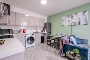 8 BDR 8 En suite/Parking/Wifi/HUGE Discount - Image 4