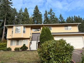 South Everett Spacious and Modern Home - Image 2