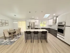 South Everett Spacious and Modern Home - Image 3