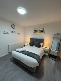 City Escape Stylish 4 bedroom house in Nottingham Sleep 9 - Image 2