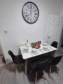 City Escape Stylish 4 bedroom house in Nottingham Sleep 9 - Image 3