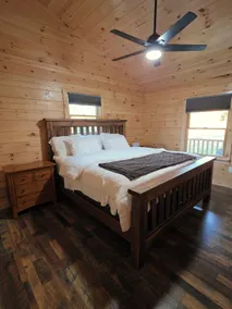 Luxurious Log Cabin- with central AC and firepit! - Image 5