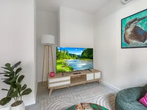 Tropical Vibes in North Manly AC and FREE Parking - Image 5