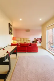 Relaxing poolside house in prime beach location - Image 3