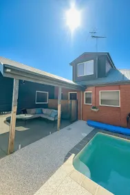 Relaxing poolside house in prime beach location - Image 2
