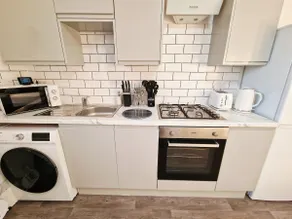 Modern flat in an affluent area for up to 6 guests - Image 2