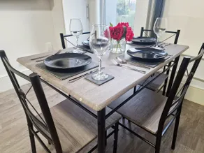 Modern flat in an affluent area for up to 6 guests - Image 4