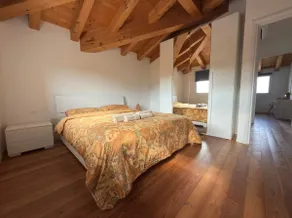 Elegant attic with exposed beams - Image 5