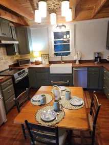 Walkable in town retreat. Enjoy fall colors! - Image 2