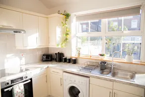 Channel View, 4 bedrooms,4 beds, FREEparking beach - Image 5