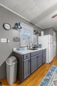 1BR King Suite Near GVL w/ Kitchenette - Image 5