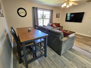 Maroon Magnolia - Close to campus sleeps 6 - Image 2