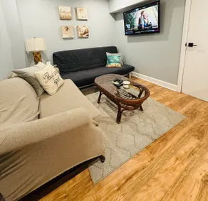 Cozy unit near airport with free parking in Ottawa - Image 5