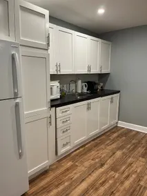 Cozy unit near airport with free parking in Ottawa - Image 4